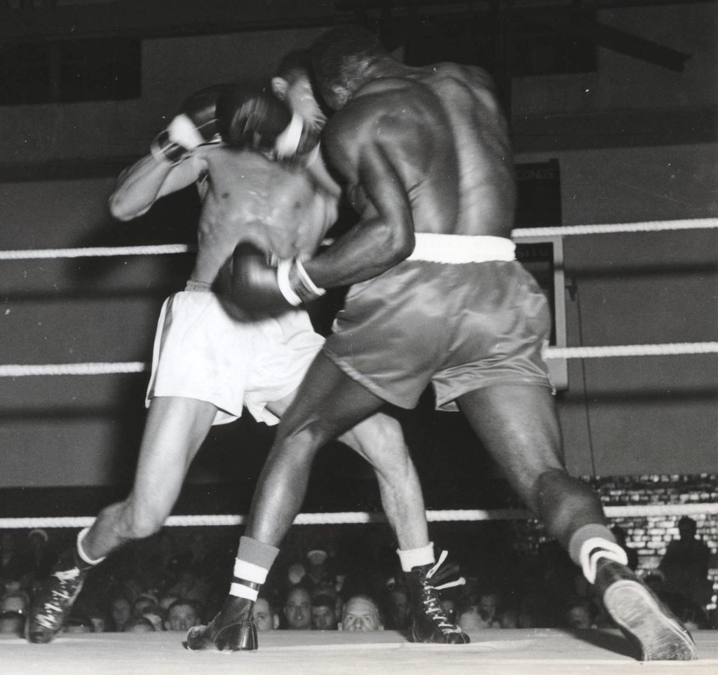 two men boxing