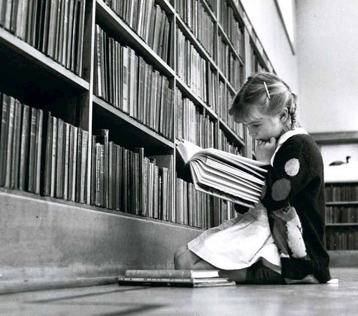 Young girl reading a book, Central Circulating Library at College and St. George Streets, Toronto, Ontario / Une jeune fille lit un livre. Bibliothèque centrale de prêt à l'intersection des rues College et Saint-George, Toronto (Ontario)